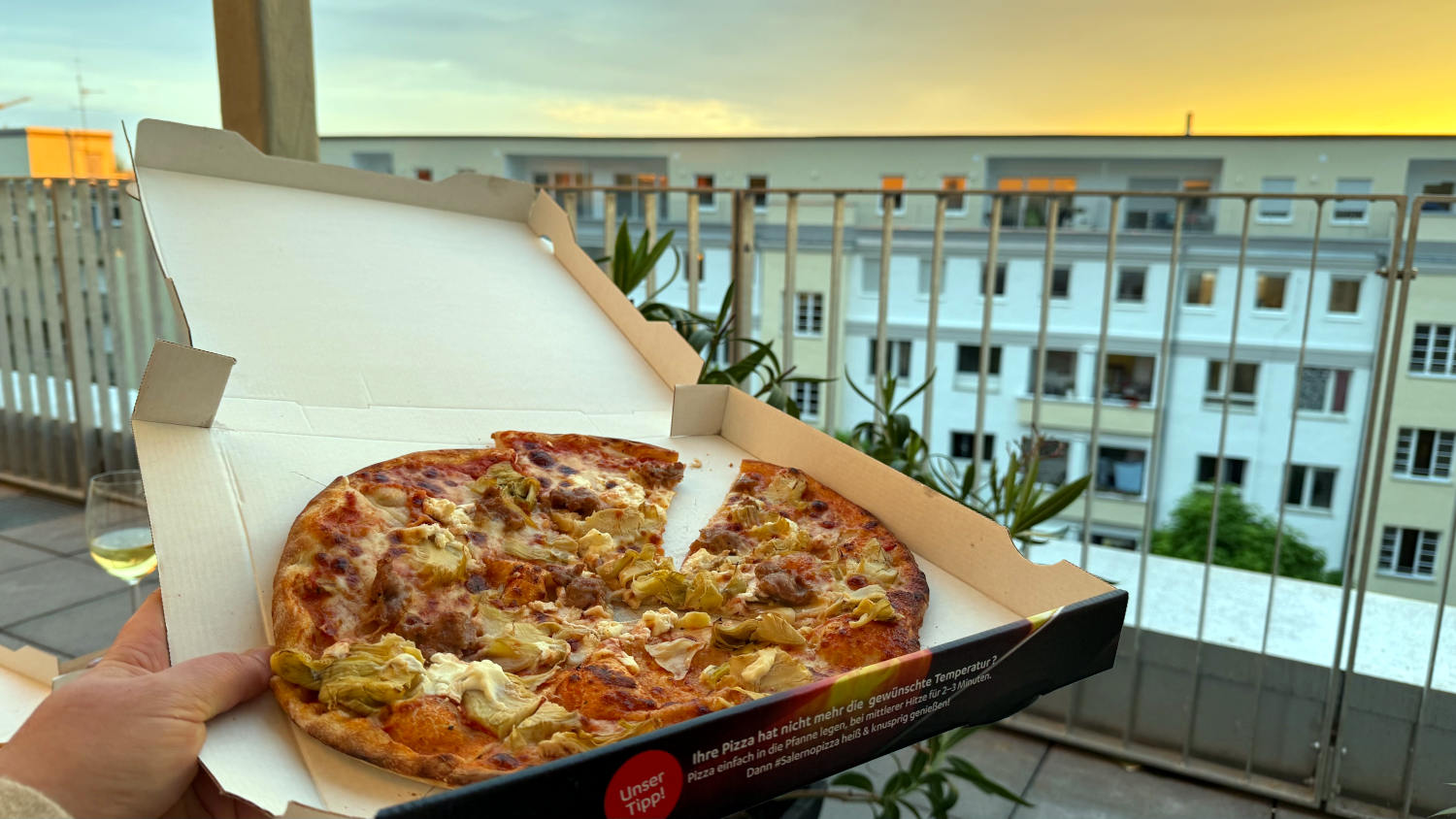 Empörungskarussell, Umgang mit Überraschungen, Pizza, Fußball und eine Vernissage