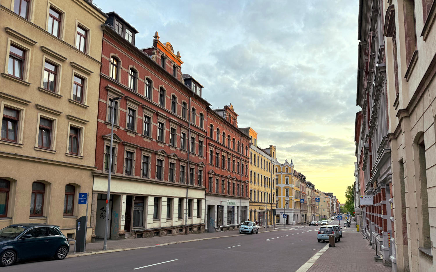 Straßenzug aus Altbauten in Chemnitz. Der Morgen graut. Die Straße ist leer.