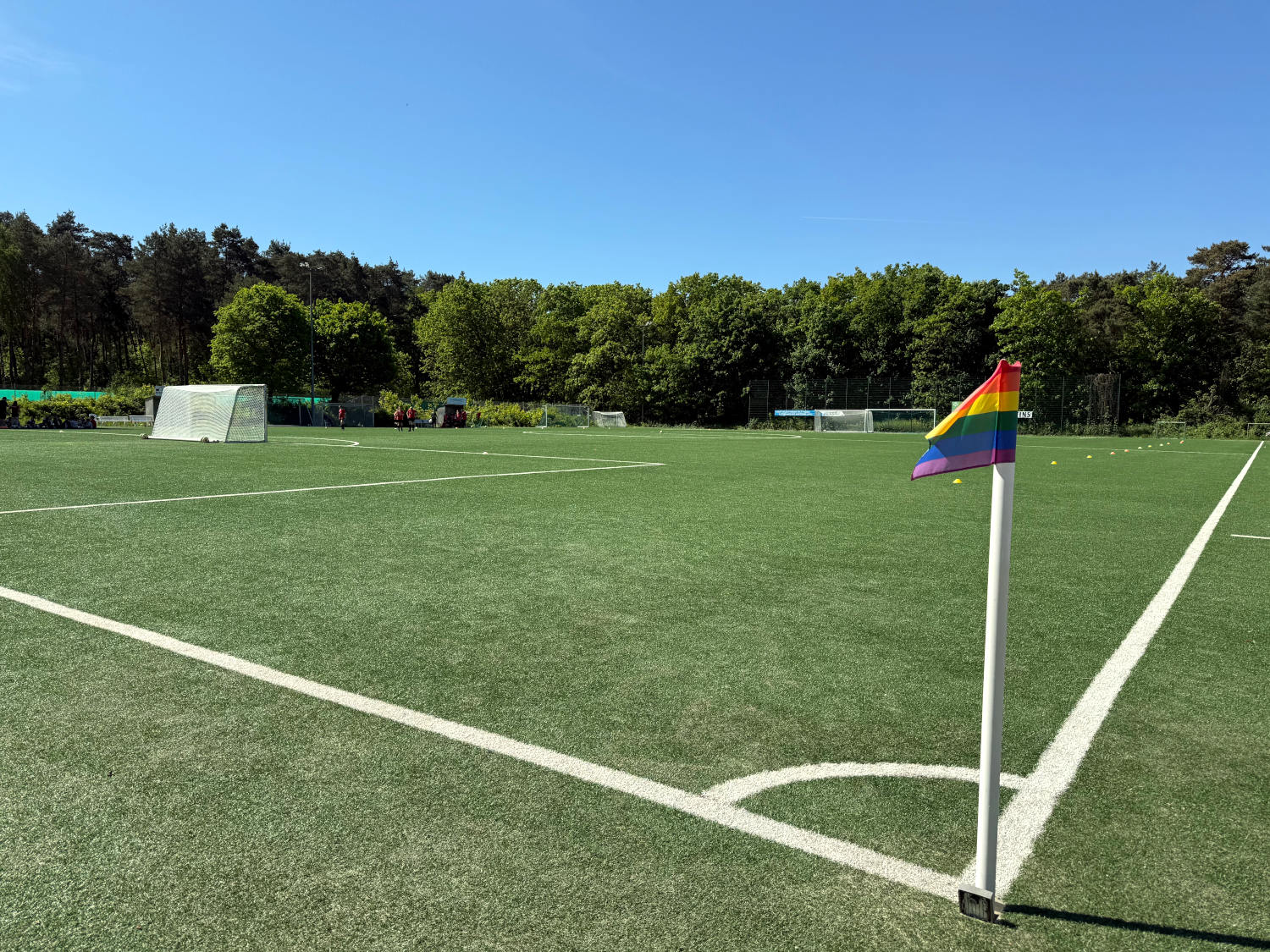 Exkfahne auf einem Fußballplatz mit Regenbogenflagge
