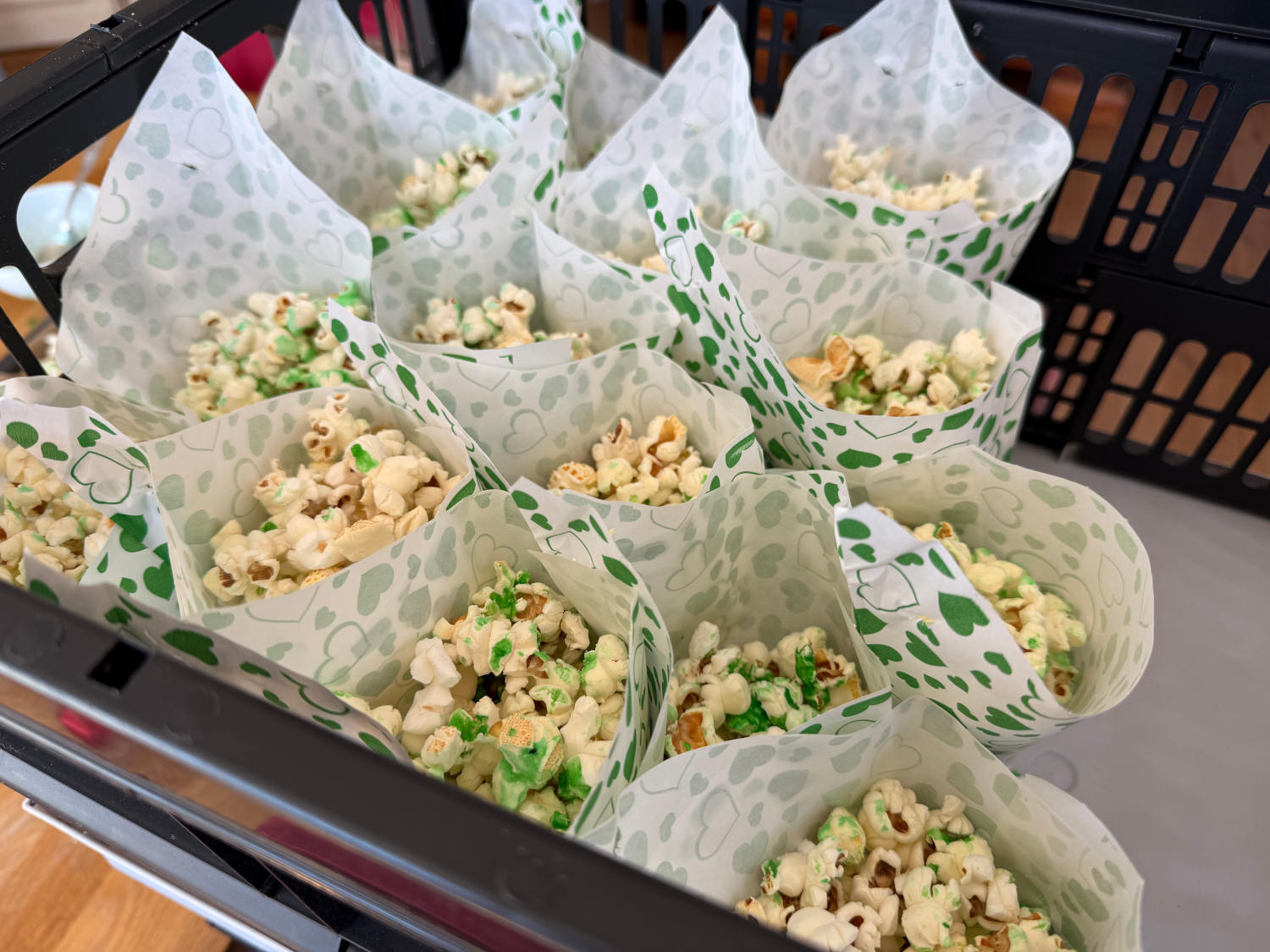 Kleine Tüten mit Popcorn
