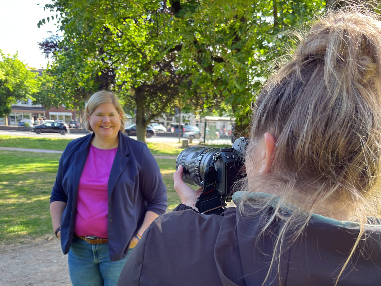 Vanessa wird fotografiert - im Vordergrund der Hinterkopf von Anke.