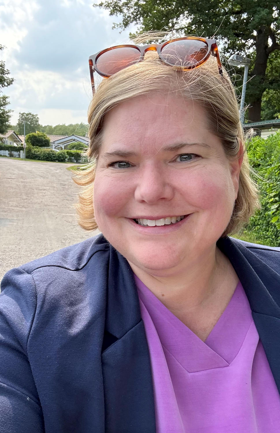 Vanessa, lächelnd, auf einem Weg