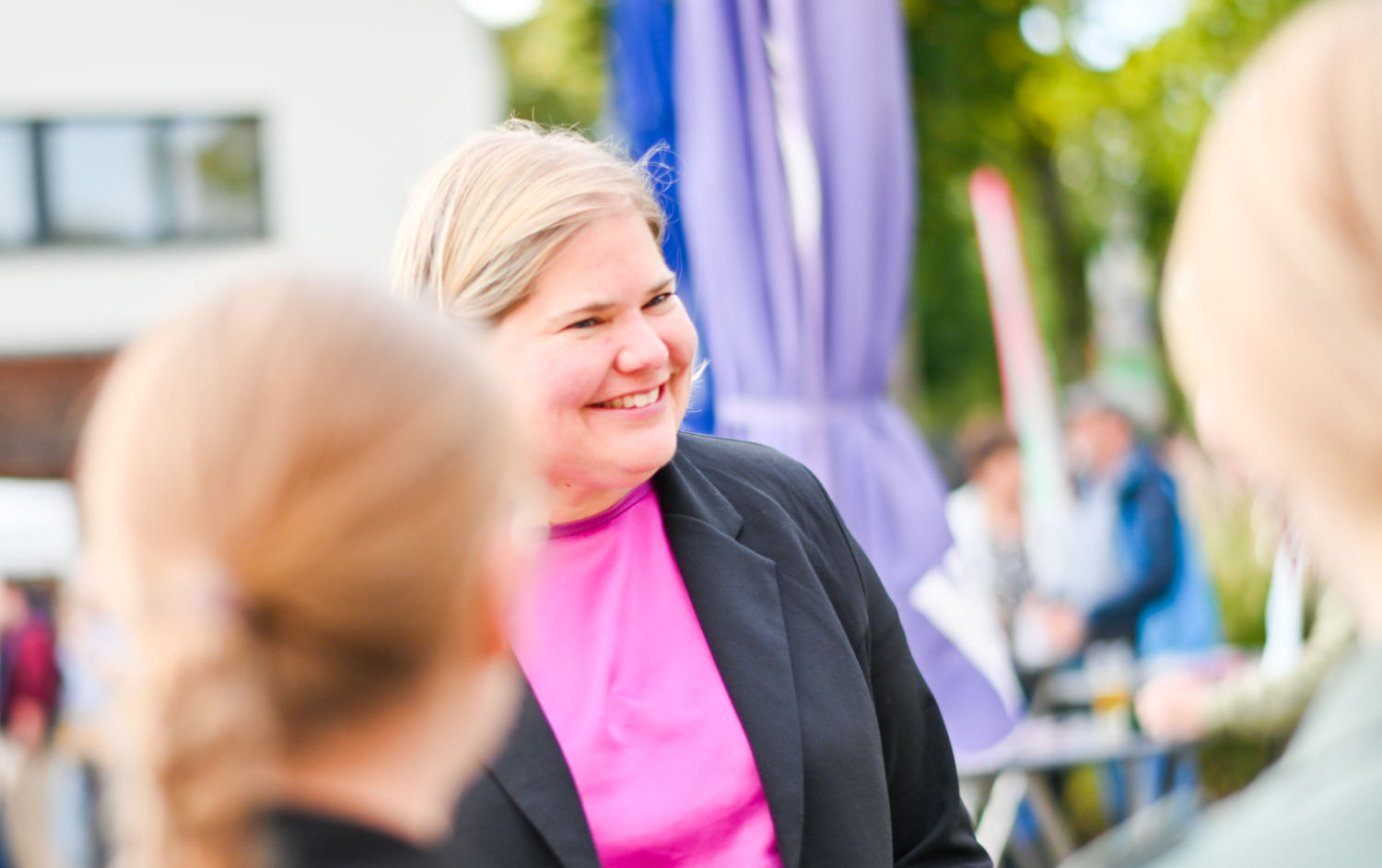 Vanessa lächelnd im Gespräch