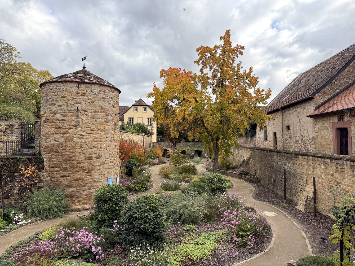 Schlossgraben, ein Turm, der Graben ist bepflanzt und von Wegen durchzogen
