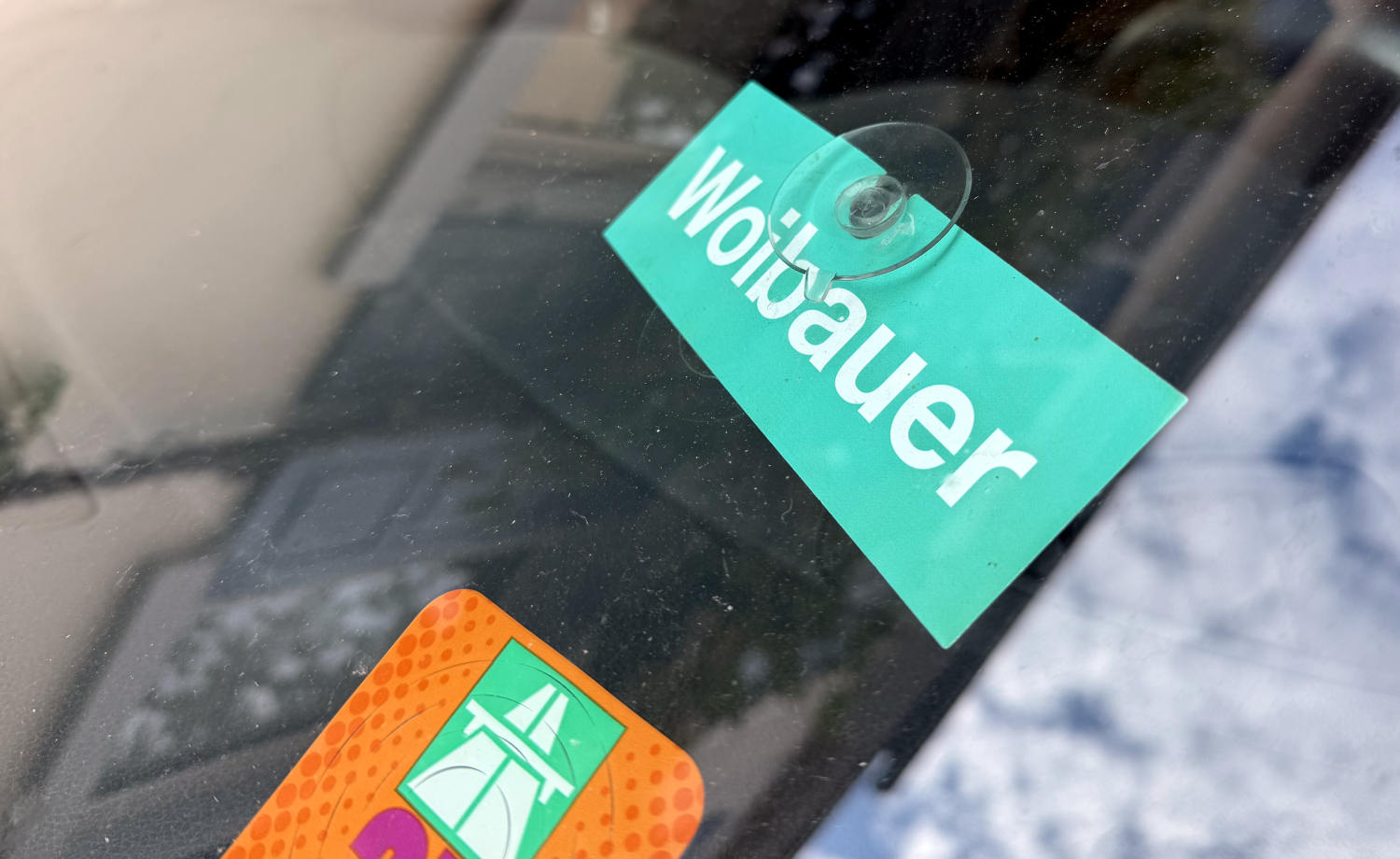 Schild in einer Windschutzscheibe, von innen mit einem Saugnapf: "Woibauer"