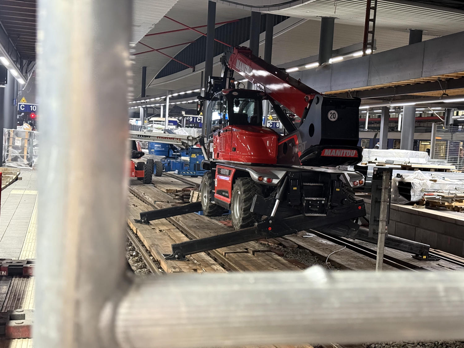 Ein großes Baufahrzeug auf Gleis 10 im Bahnhof Duisburg. Es steht auf Brettern.