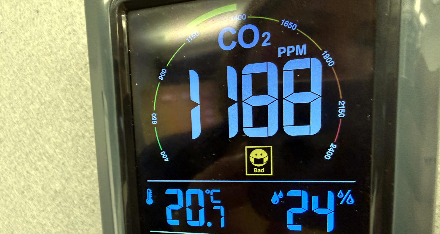 Anzeige auf einem CO2-Messgerät: 1188 PPM, ein Maskensymbol sagt: "Bad". Außerdem 20,7 Grad.