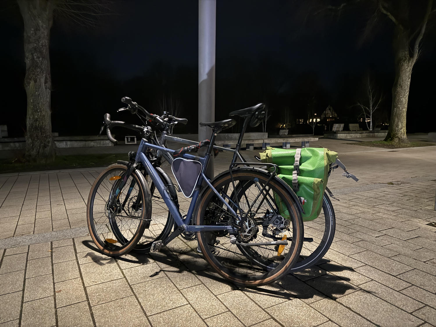 Zwei Fahrräder an einer Laterne, Abendlicht