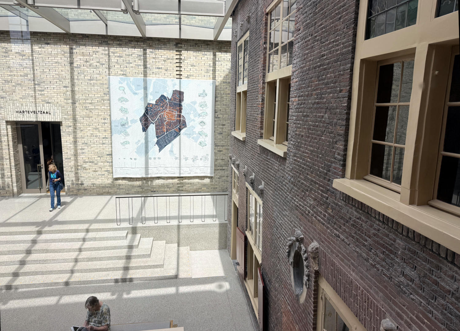 Musem De Lakenhal: Glasüberdachter Innenhof zwischen alten Gebäuden