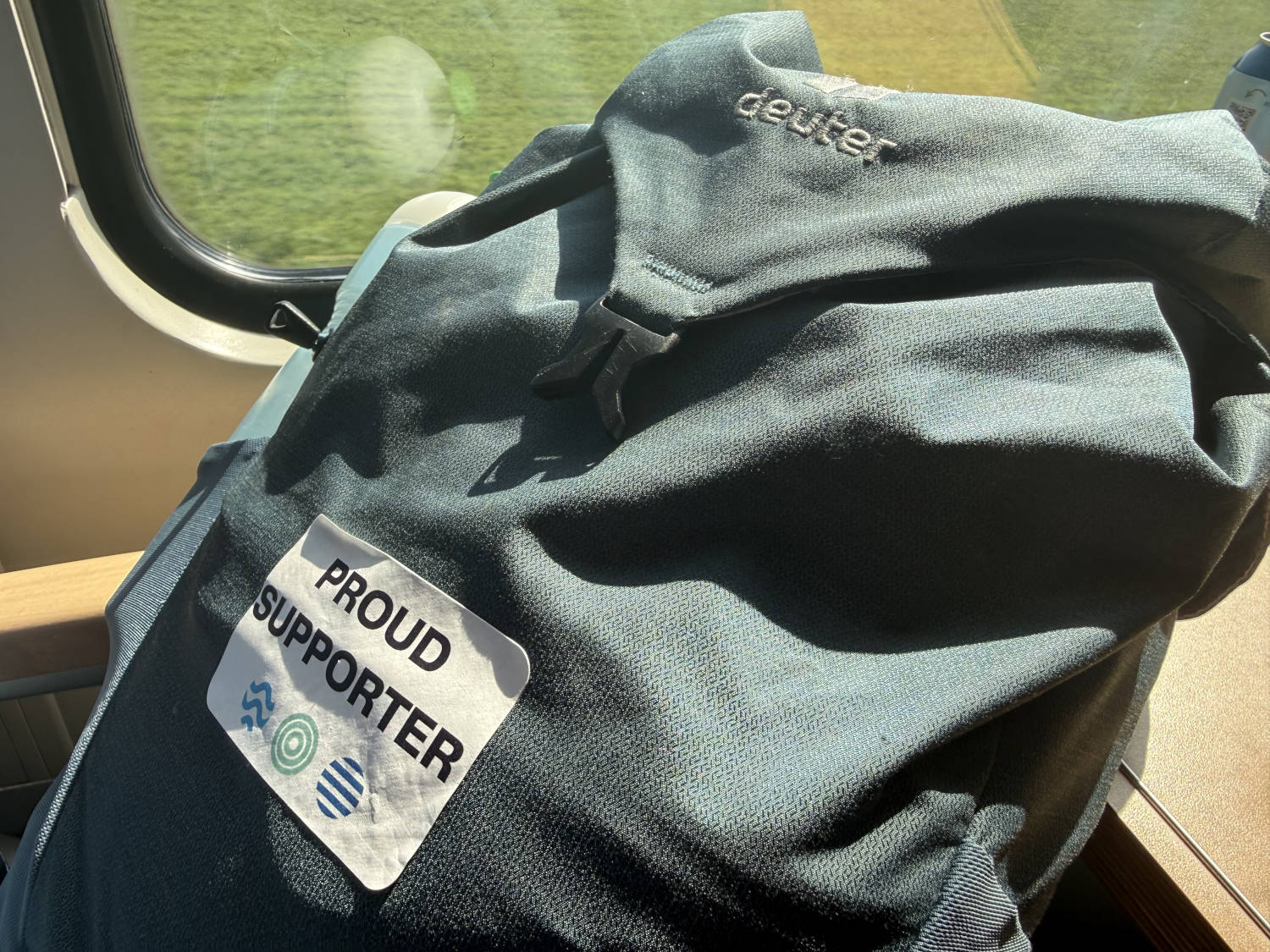 Rucksack mit einem Aufkleber "Proud Supporter"