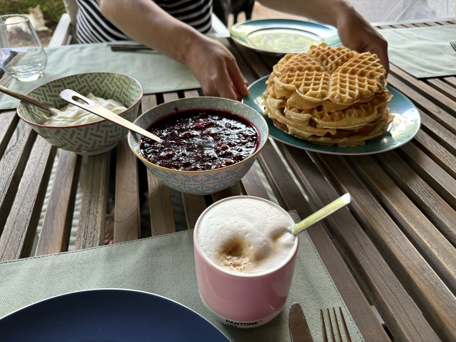 Waffeln, Beeren Sahne und ein Milchkaffee