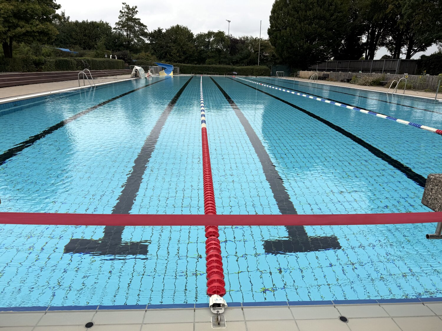 Freibad bei bewölktem Himmel. Das Wasser sieht wirklich kalt aus.